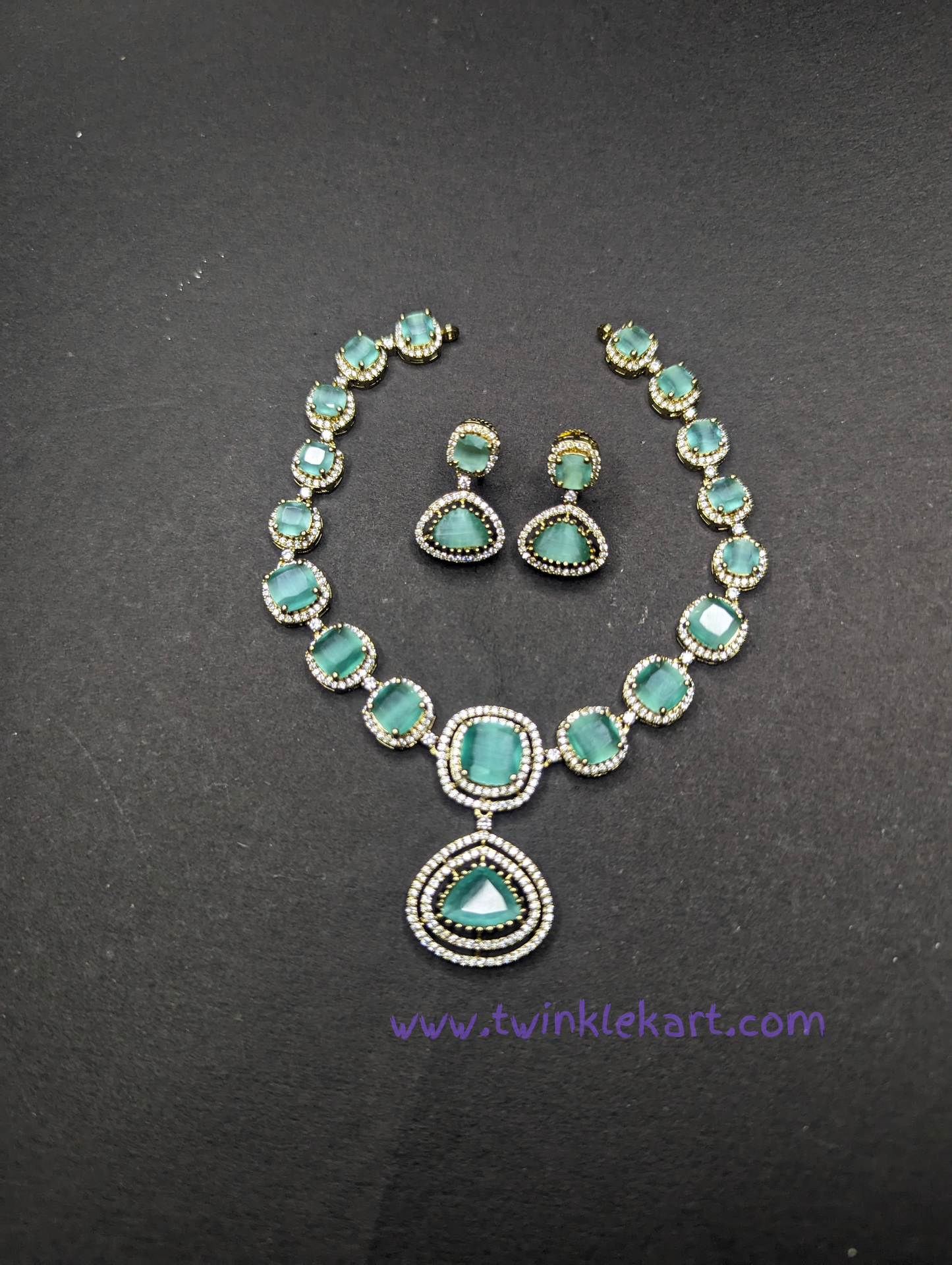 Premium Emerald Necklace Set