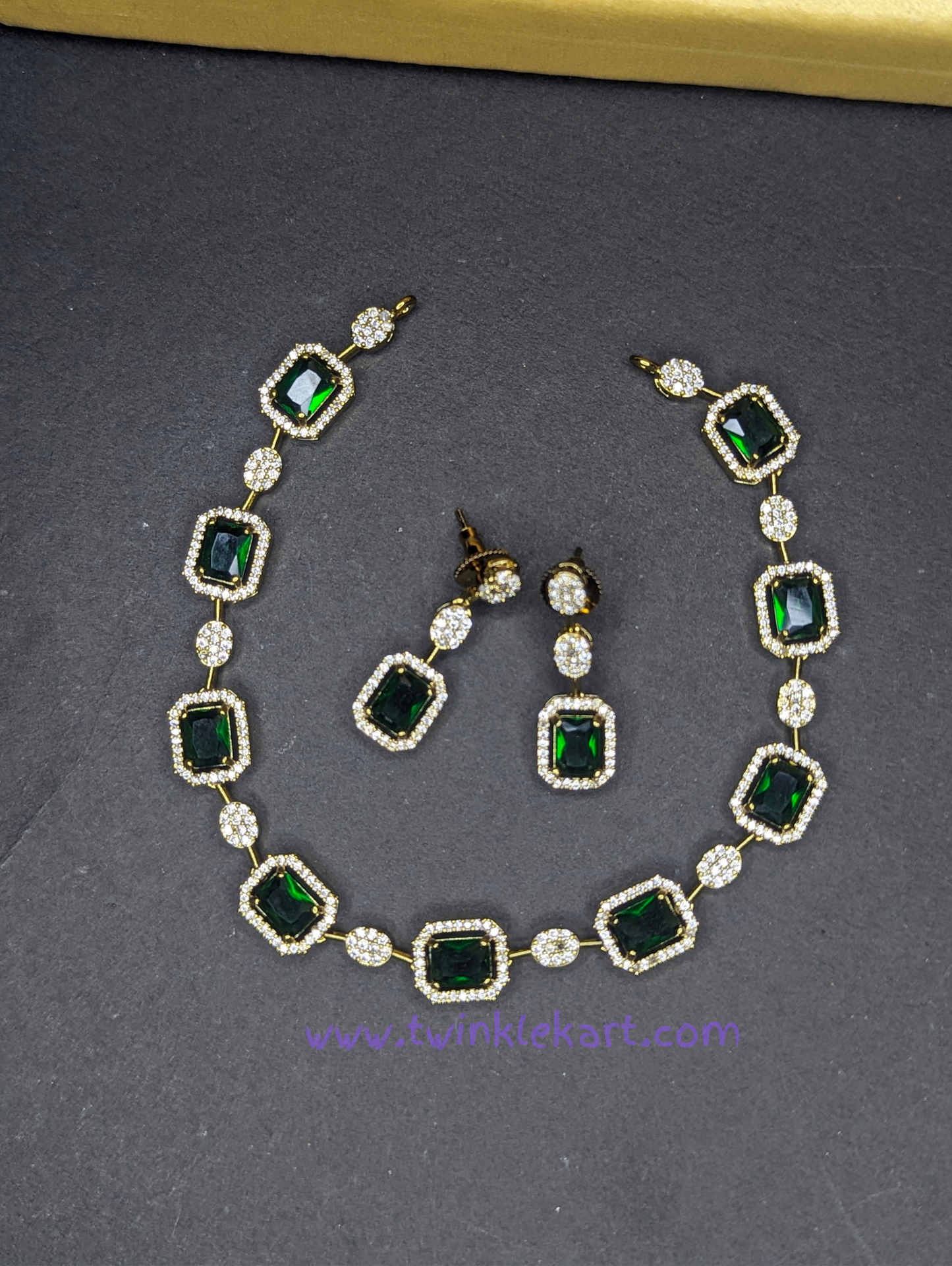 Luxurious Emerald Green Necklace with Earrings