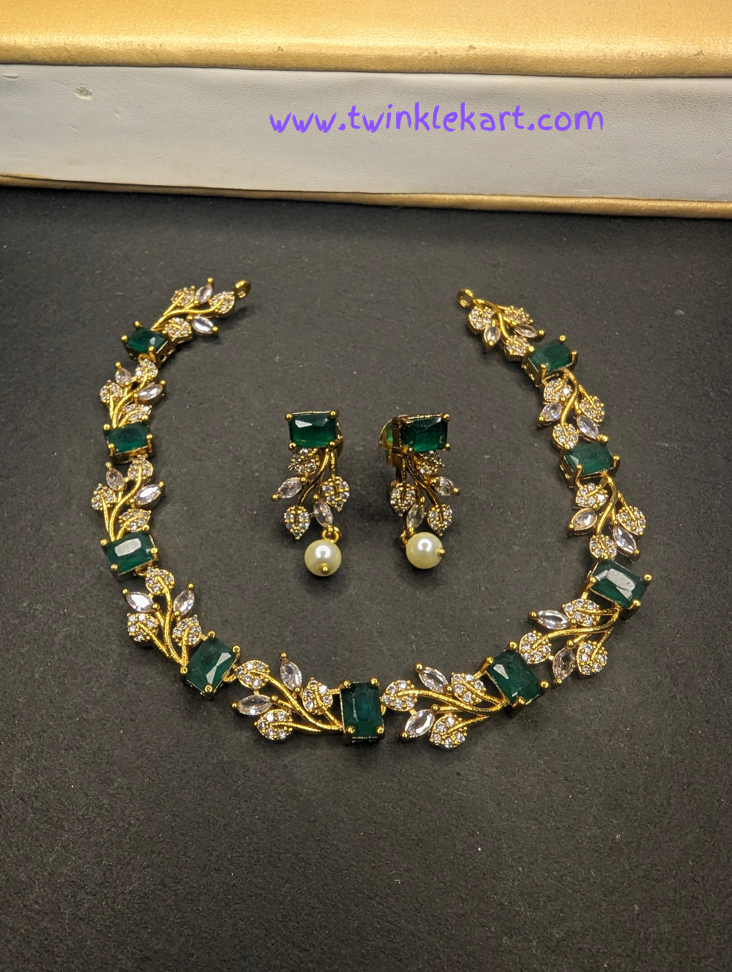 Green Kemp Stone Flower Necklace With Earrings