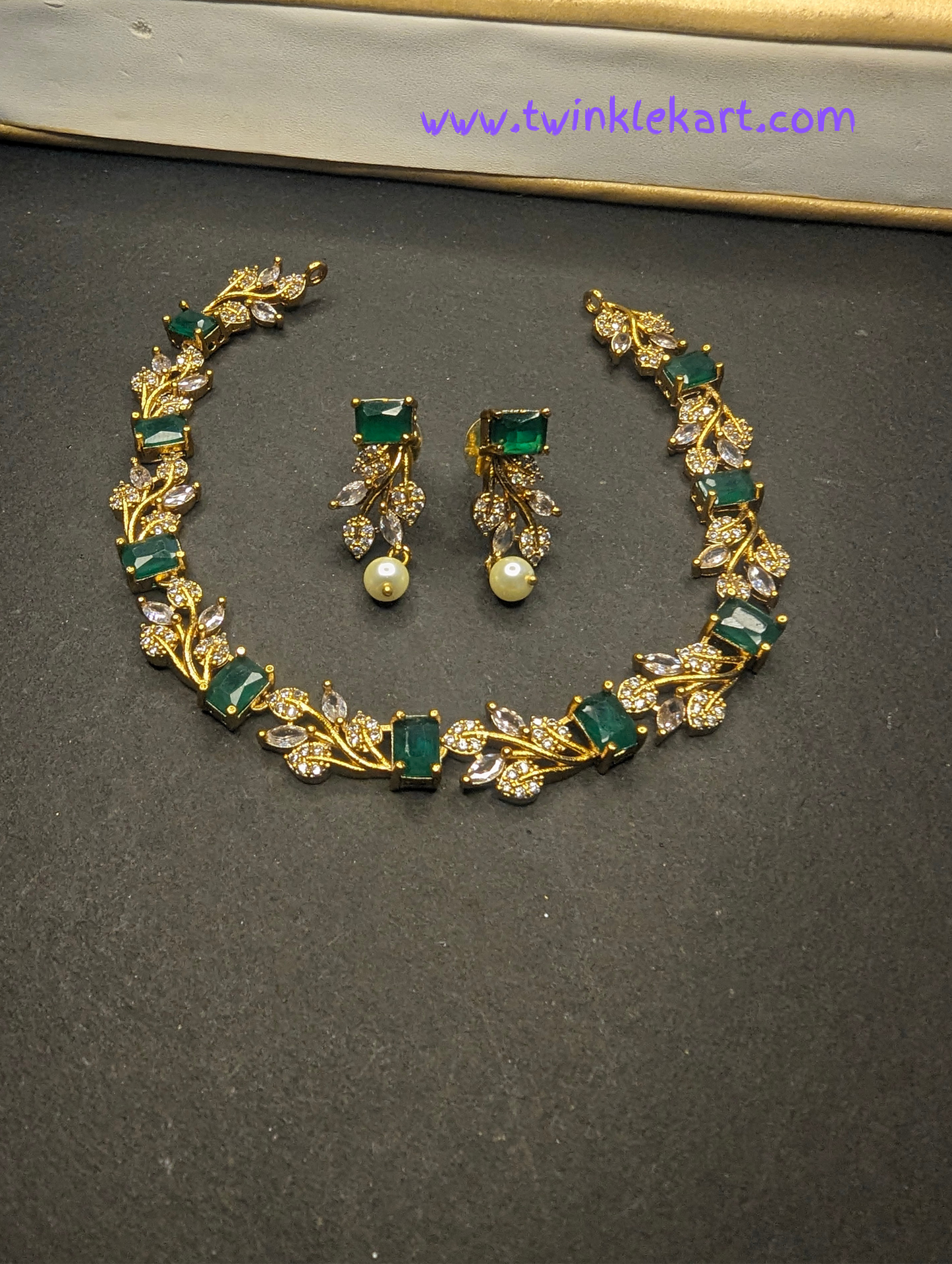 Green Kemp Stone Flower Necklace With Earrings